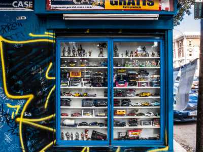 Notiamo una vetrina piena di macchinine e motorini da collezione. �Ci si deve adeguare, perch� di soli giornali non si riesce a vivere. Io porto �qualcosa a casa� soprattutto grazie alla mia passione per il modellismo�, conclude salutandoci Remigio